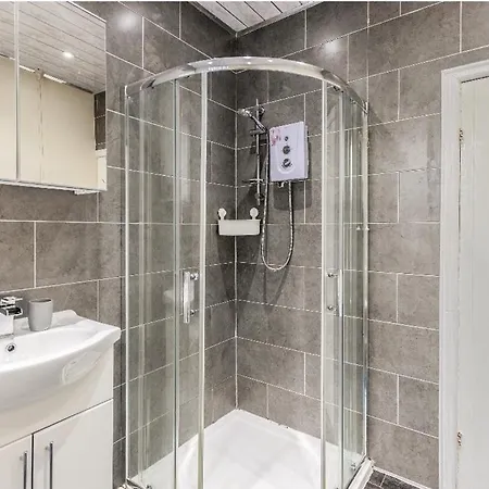 Pensjonat Bright Sunny, Double Bed With Garden, Tv And Wi-fi Leeds (West Yorkshire)